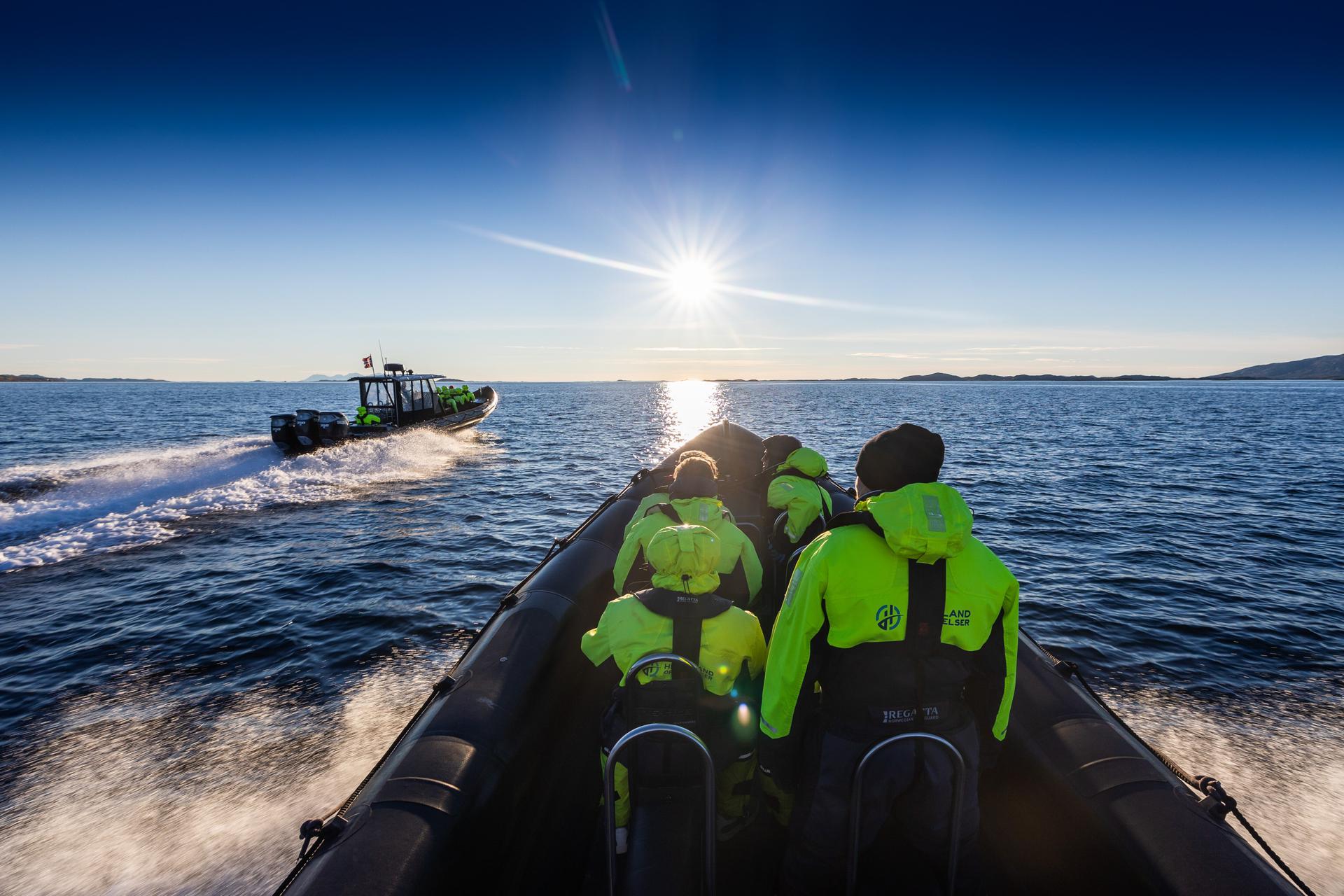 RIB & Midnattssol – Træna fra sjøen