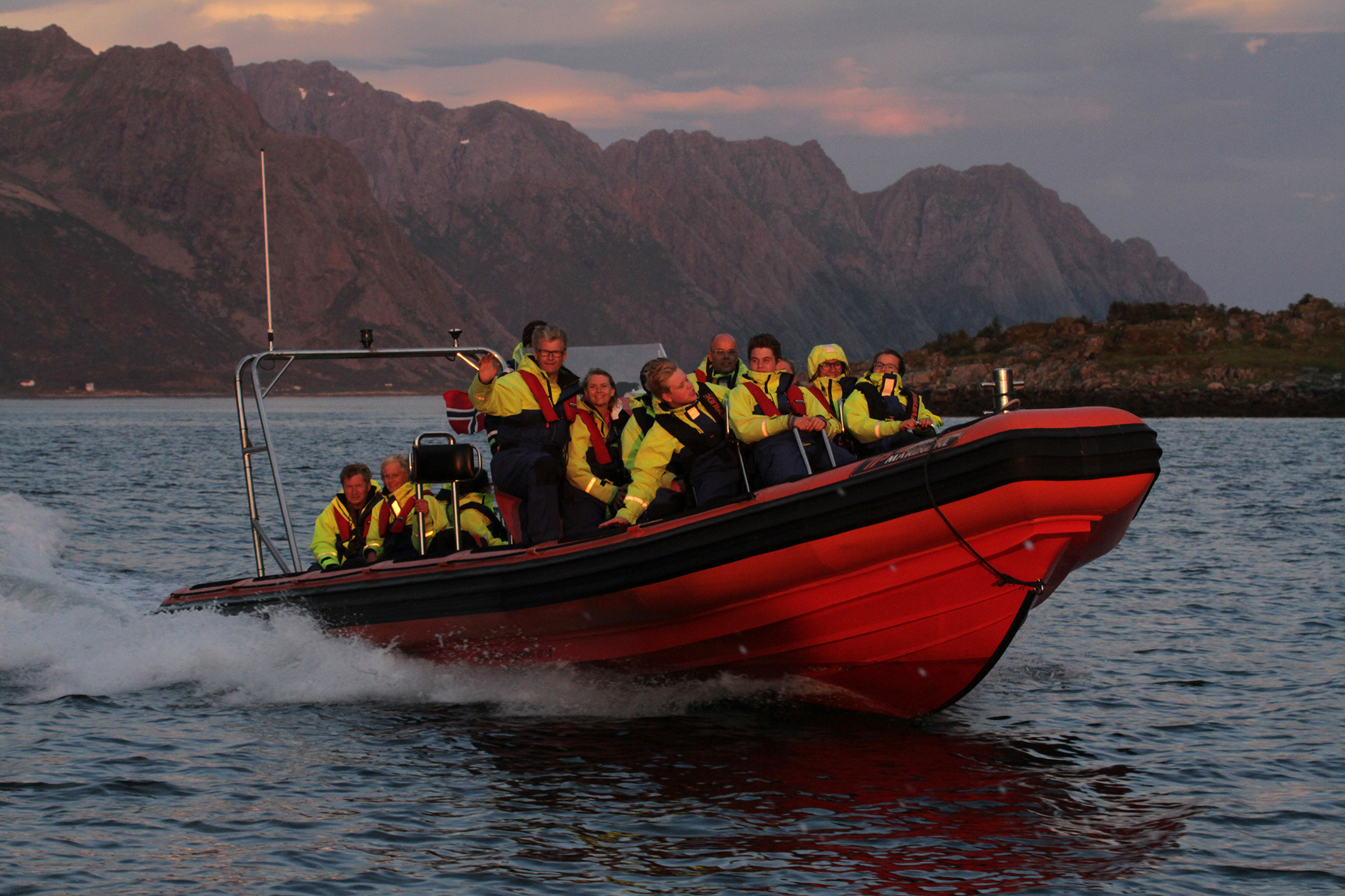 Midnattsolsafari med RIB fra Henningsvær