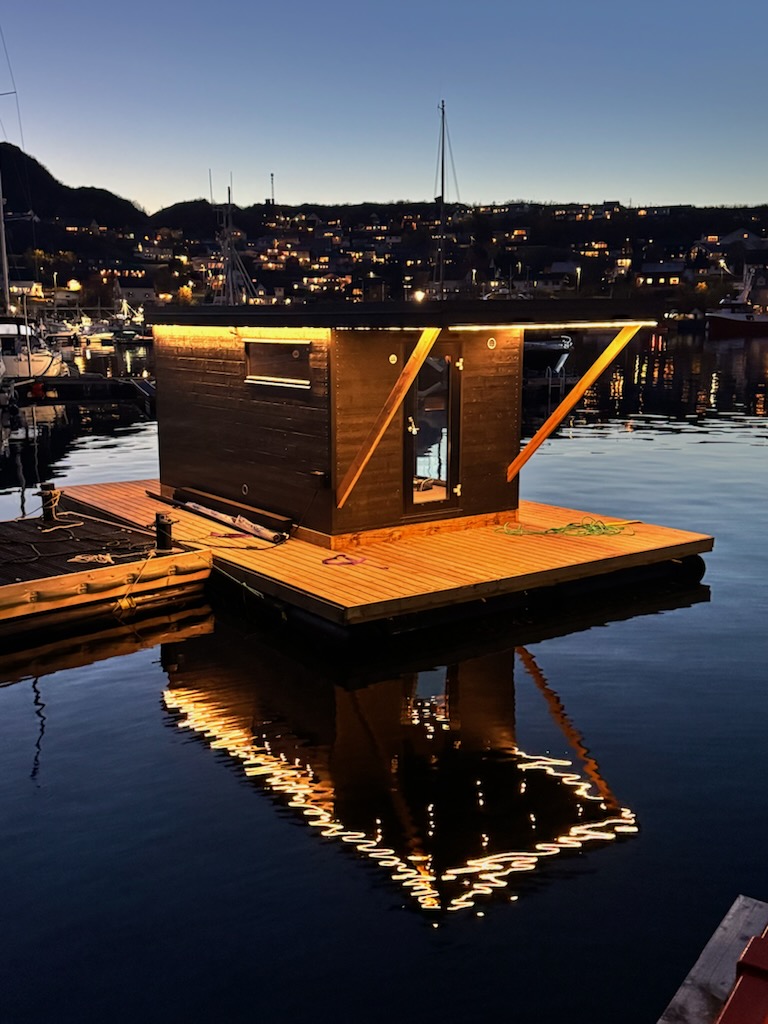 Flytende badstue i båthavna