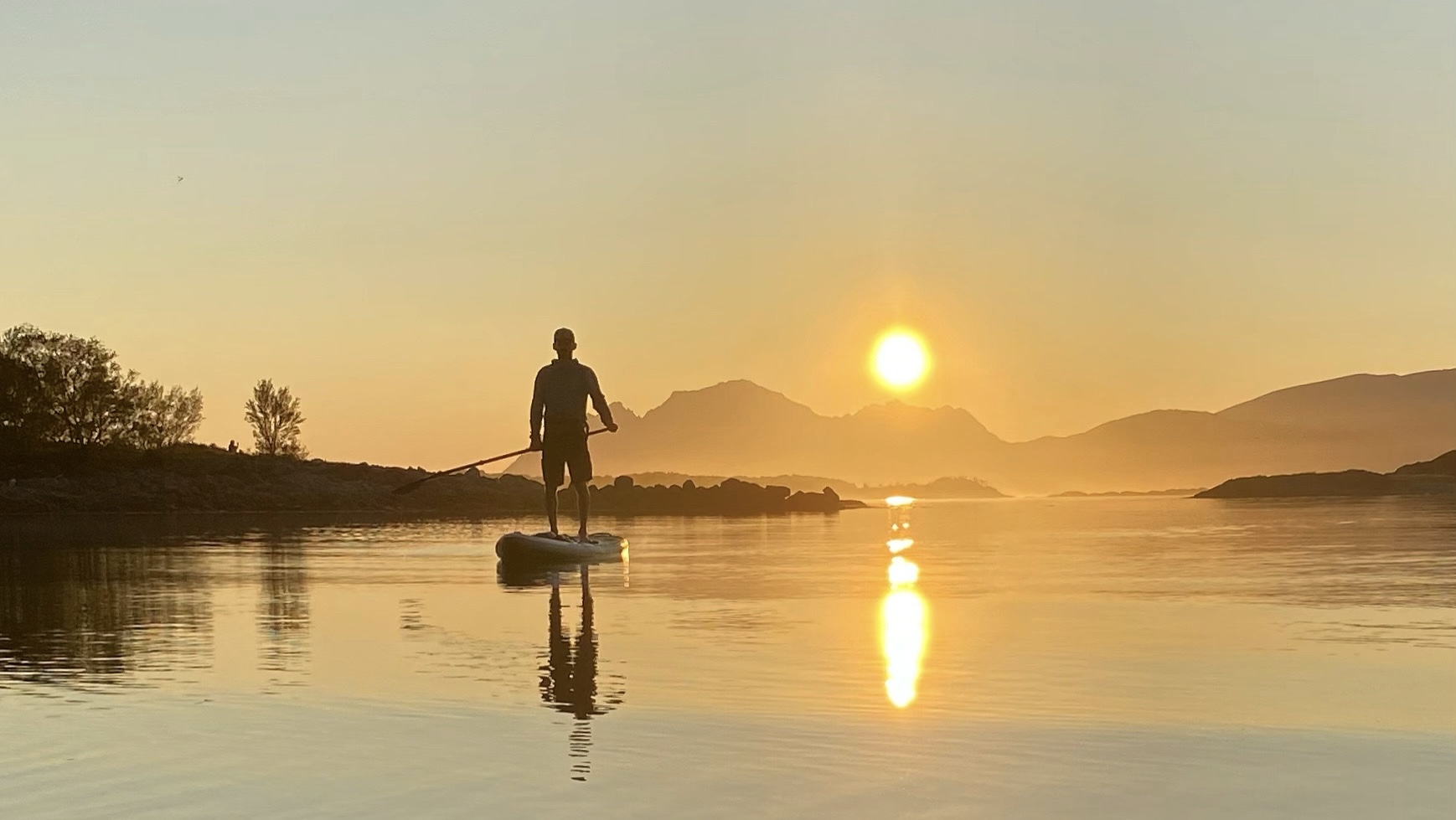 Midnattsol SUP-tur i Reinefjorden - 3,5 timer