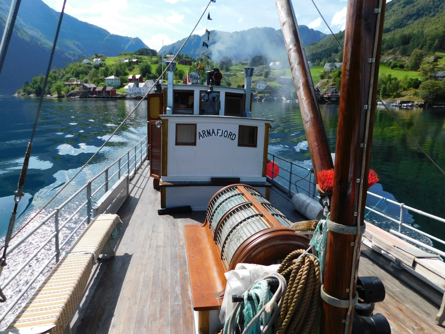 Kvinnefossen med MS Arnafjord